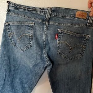 Levis tilted medium wash